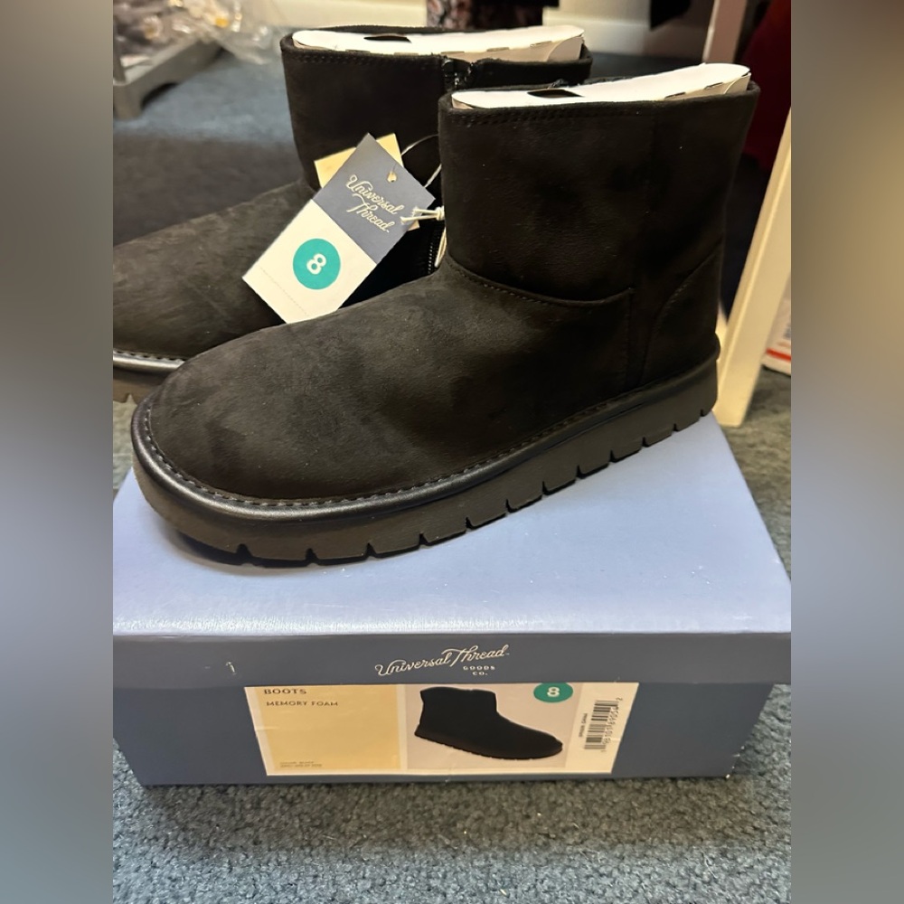 Universal Thread Black Ladies boots size 8 New in the box
